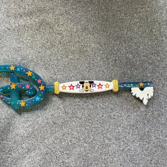 Special Edition- Disney, Collectable Key- 'From our family to yours' 2020 - Picture 2 of 4